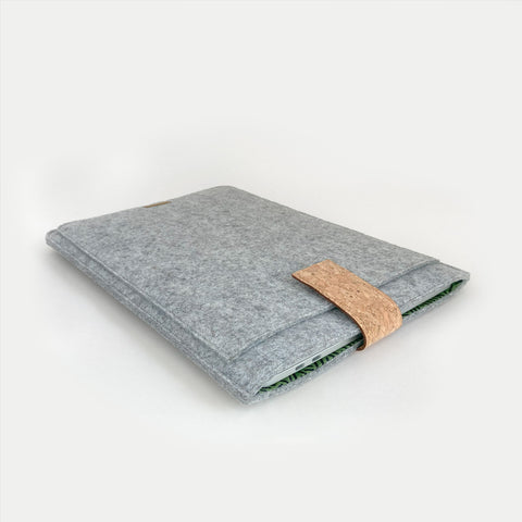 Housse pour ordinateur portable personnalisée | avec fermeture magnétique et compartiment supplémentaire | gris clair - rayures | Modèle "HAKA"