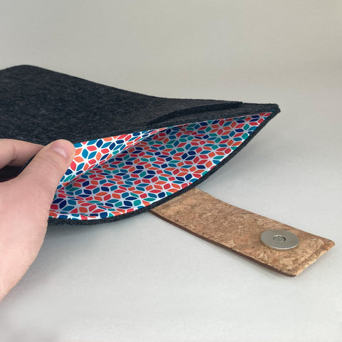 Housse pour ordinateur portable personnalisée | avec fermeture magnétique et compartiment supplémentaire | anthracite - Coloré | Modèle "HAKA"