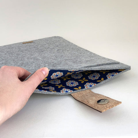 Coque pour MacBook Air M3 13 | avec fermeture magnétique et compartiment supplémentaire | gris clair - Bloom | Modèle "HAKA"