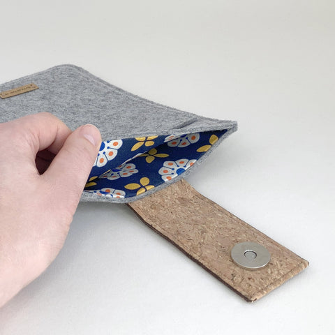 Housse pour PocketBook InkPad Eo | avec fermeture magnétique et poche supplémentaire | gris clair - Bloom | Modèle "HAKA"