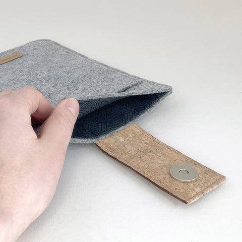 Housse pour PocketBook InkPad Color 3 | avec fermeture magnétique et compartiment supplémentaire | gris clair - Tracks | Modèle "HAKA"