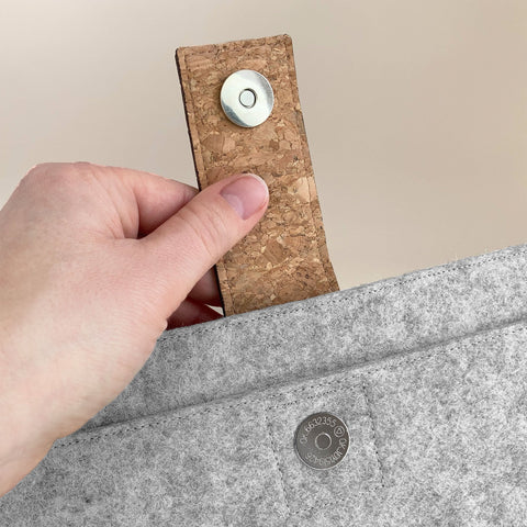 Coque pour MacBook Air M2 15 | avec fermeture magnétique et compartiment supplémentaire | gris clair - Coloré | Modèle "HAKA"