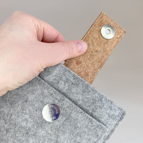 Housse pour PocketBook Verse Pro Color | avec fermeture magnétique et compartiment supplémentaire | gris clair - Tracks | Modèle "HAKA"