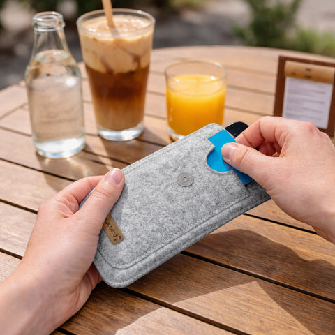 Coque de téléphone sur mesure | avec fermeture magnétique et compartiment supplémentaire | gris clair - formes | Modèle HAKA