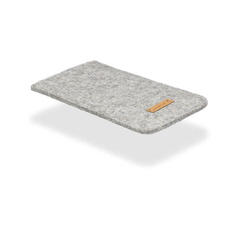 Handytasche für Samsung Galaxy A37 aus grauem Wollfilz mit Lederlabel von tracks | LET