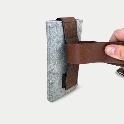 Handytasche aus Filz mit braunem Gürtelriemen für Motorola ThinkPhone25 mit magnetischem Verschluss.