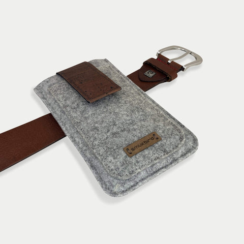 Elegante Gürteltasche aus grauem Filz für Motorola Razr 60 ultra mit magnetischem Verschluss und Gürtelclip.