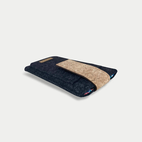 Handytasche für Samsung Galaxy S25 FE in anthrazit mit Magnetverschluss und hochwertigem Kork. Stilvoll und nachhaltig.