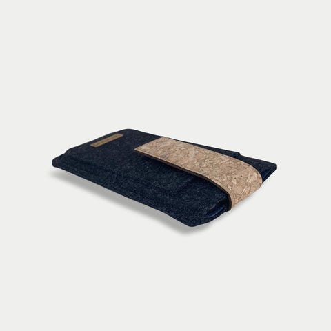 Handytasche für Motorola Edge 60 in anthrazit mit Magnetverschluss und eleganten Kanten, aus nachhaltigen Materialien.