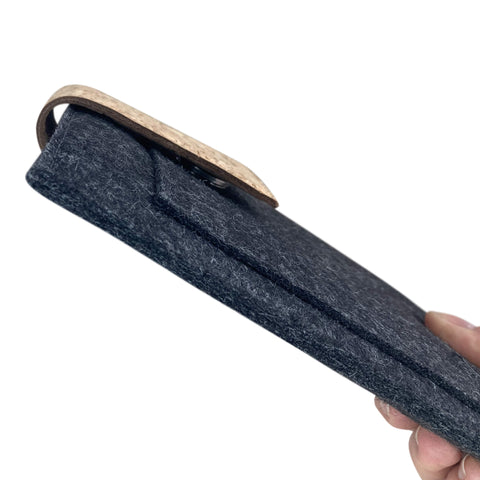 Housse pour PocketBook InkPad 4 | avec fermeture magnétique et compartiment supplémentaire | anthracite - Tracks | Modèle "HAKA"