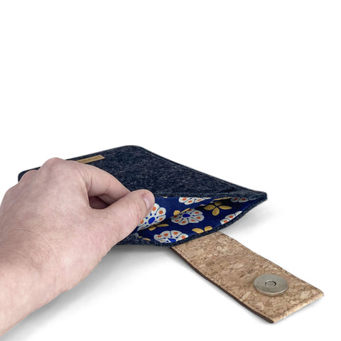 Housse pour PocketBook Color Note | avec fermeture magnétique et compartiment supplémentaire | anthracite - Bloom | Modèle "HAKA"