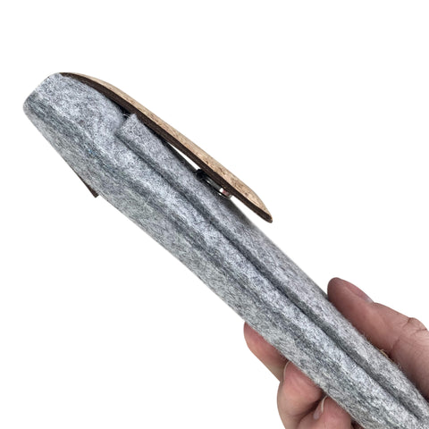 Housse pour PocketBook InkPad X Pro | avec fermeture magnétique et compartiment supplémentaire | gris clair - Stipes | Modèle "HAKA"