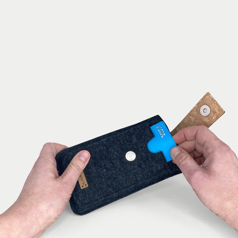 Handytasche für Samsung Galaxy A37 in anthrazit mit Magnetverschluss und Fach, nachhaltige Materialien, stilvolles Design.