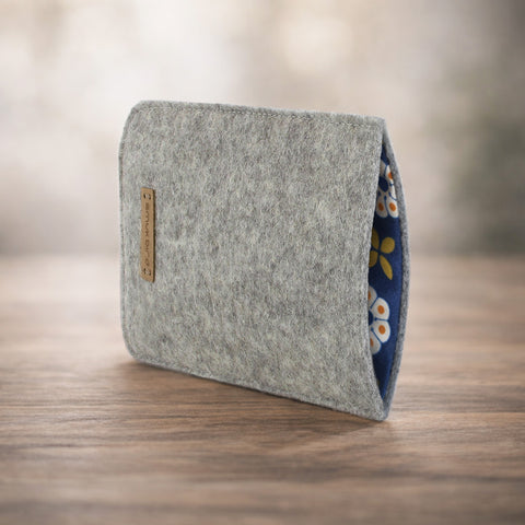 Coque de téléphone sur mesure | en feutre et coton biologique | gris clair - Bloom | Modèle "LAISSER"