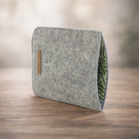 Coque de téléphone sur mesure | en feutre et coton biologique | gris clair - rayures | Modèle "LAISSER"