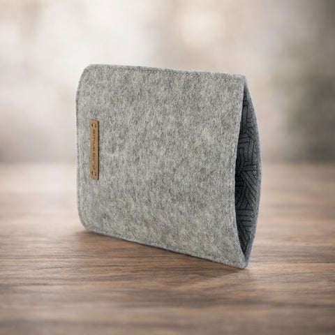Coque de téléphone sur mesure | en feutre et coton biologique | gris clair - pistes | Modèle "LAISSER"