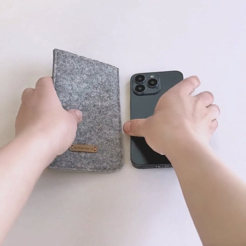 Coque de téléphone sur mesure | en feutre et coton biologique | gris clair - Bloom | Modèle "LAISSER"