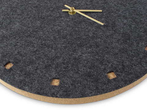 Horloge murale en feutre et liège 30 cm | anthracite - or | Conception : Esbjerg