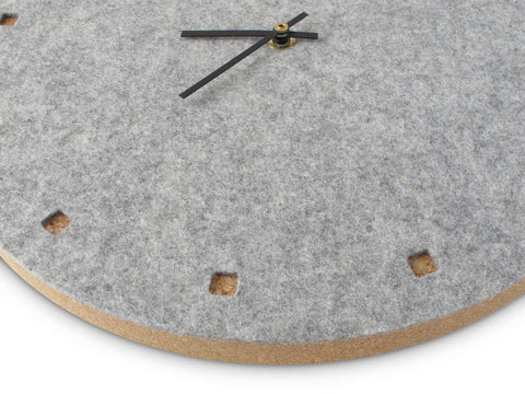 Horloge murale en feutre et liège 30 cm | gris clair - noir | Conception : Esbjerg
