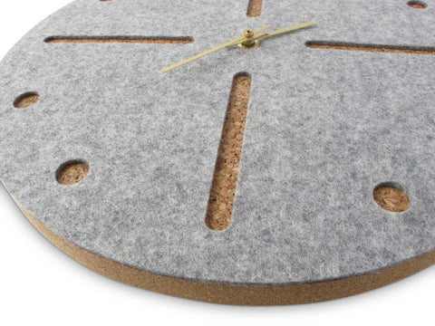 Horloge murale en feutre et liège 30 cm | gris clair - or | Conception : Odense