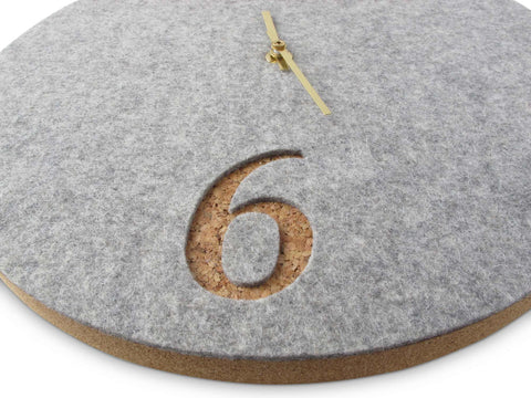Horloge murale en feutre et liège 30 cm | gris clair - or | Conception : Aarhus