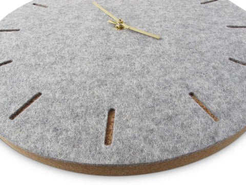 Horloge murale en feutre et liège 30 cm | gris clair - or | Conception : Copenhague