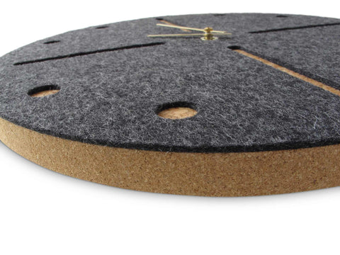 Horloge murale en feutre et liège 30 cm | anthracite - or | Conception : Odense