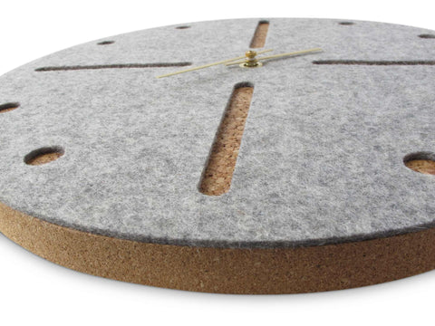 Horloge murale en feutre et liège 30 cm | gris clair - or | Conception : Odense