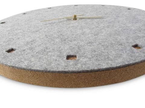 Horloge murale en feutre et liège 30 cm | gris clair - or | Conception : Esbjerg
