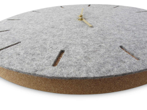 Horloge murale en feutre et liège 30 cm | gris clair - or | Conception : Copenhague