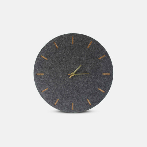 Horloge murale en feutre et liège 30 cm | anthracite - or | Conception : Copenhague