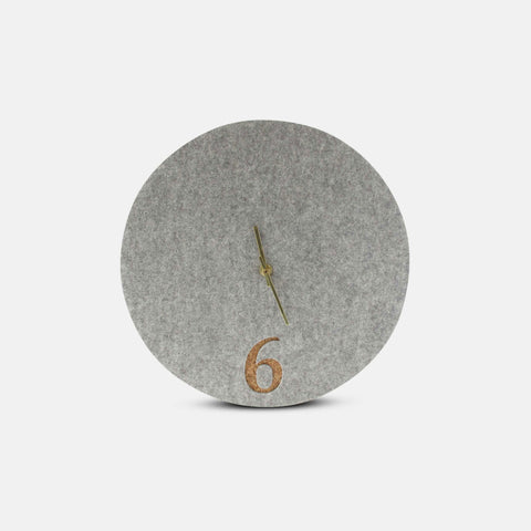 Horloge murale en feutre et liège 30 cm | gris clair - or | Conception : Aarhus