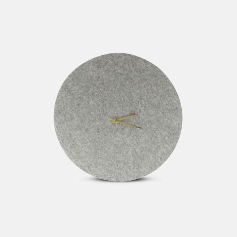 Horloge murale en feutre et liège 30 cm | gris clair - or | Conception : Aalborg