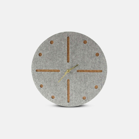 Horloge murale en feutre et liège 30 cm | gris clair - or | Conception : Odense