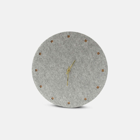 Horloge murale en feutre et liège 30 cm | gris clair - or | Conception : Esbjerg