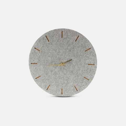 Horloge murale en feutre et liège 30 cm | gris clair - or | Conception : Copenhague