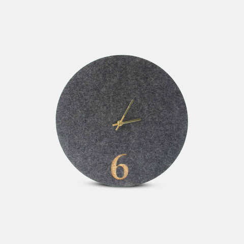 Horloge murale en feutre et liège 30 cm | anthracite - or | Conception : Aarhus