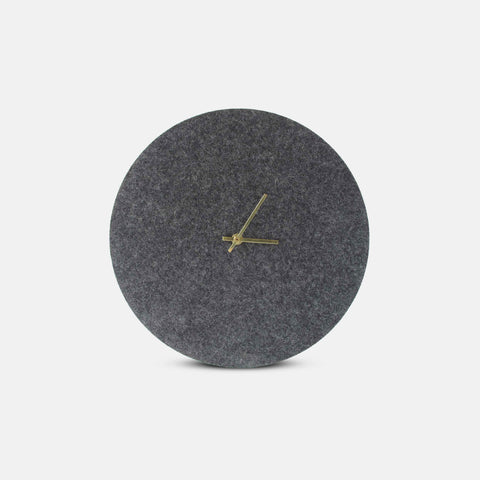 Horloge murale en feutre et liège 30 cm | anthracite - or | Conception : Aalborg