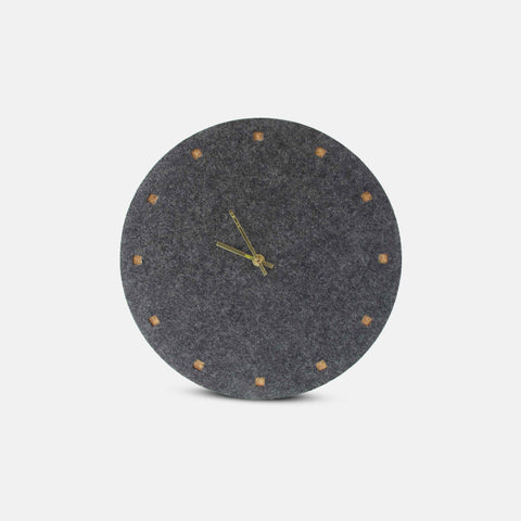 Horloge murale en feutre et liège 30 cm | anthracite - or | Conception : Esbjerg