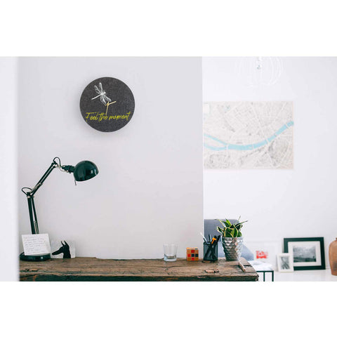 Horloge murale en feutre et liège 30 cm | Design "Moment" par Anja Streese
