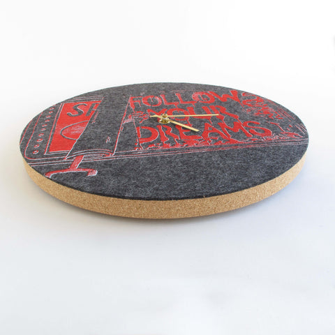 Horloge murale en feutre et liège 30 cm | Conception "Rêves" par Anja Streese