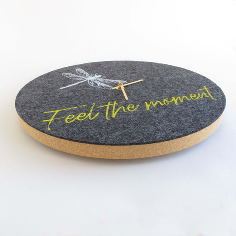 Horloge murale en feutre et liège 30 cm | Design "Moment" par Anja Streese
