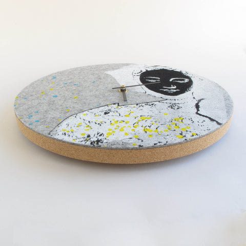 Horloge murale en feutre et liège 30 cm | Design "Femme" par Anja Streese