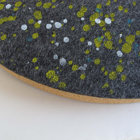 Horloge murale en feutre et liège 30 cm | Conception "Dots" d'Anja Streese