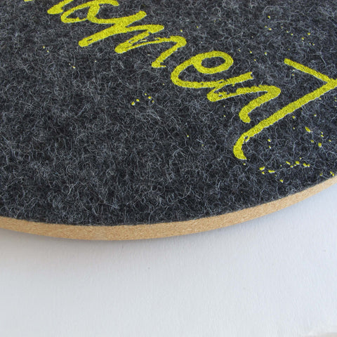 Horloge murale en feutre et liège 30 cm | Design "Moment" par Anja Streese
