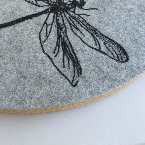 Horloge en feutre et liège 30 cm | Design "Libelle" par Anja Streese