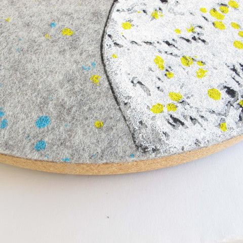 Horloge murale en feutre et liège 30 cm | Design "Femme" par Anja Streese