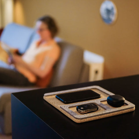 Organisateur pour téléphone, clés, bijoux et autres. | en feutre et liège | anthracite