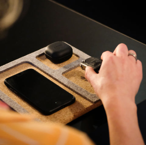 Organisateur pour téléphone, clés, bijoux et autres. | en feutre et liège | anthracite