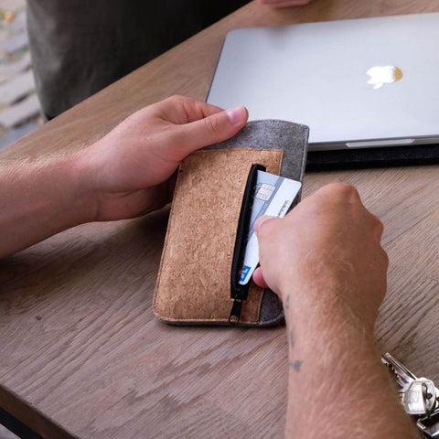 Housse de téléphone avec compartiment pour cartes pour iPhone 11 Pro | gris clair - rayures | Modèle "ZIP"